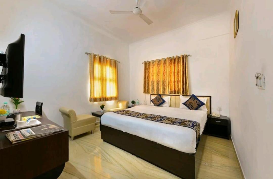 Hotel The First By Goyal Hoteliers Agra  Exterior foto