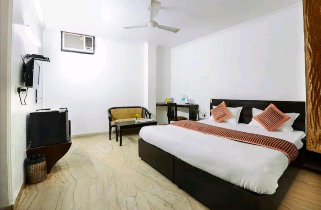 Hotel The First By Goyal Hoteliers Agra  Exterior foto